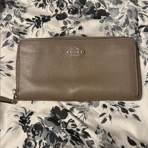 Coach Long Zip Around wallet Beige/Taupe WITHOUT strap